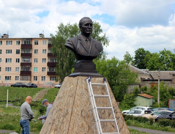 В Железногорске установили бюст Фролу Кемайкину