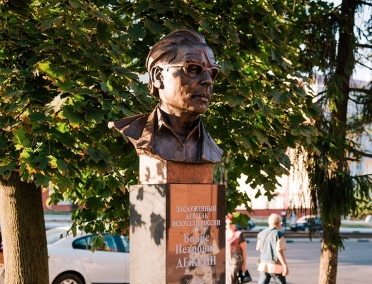 27 августа 2018 года состоялось открытие памятного бюста Бориса Петровича Дежкина