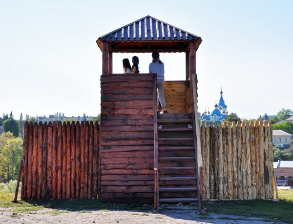 В Рыльске построили смотровую площадку в виде сторожевой башни