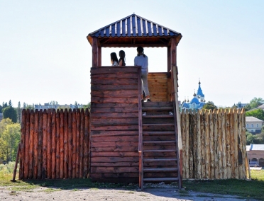 В Рыльске построили смотровую площадку в виде сторожевой башни